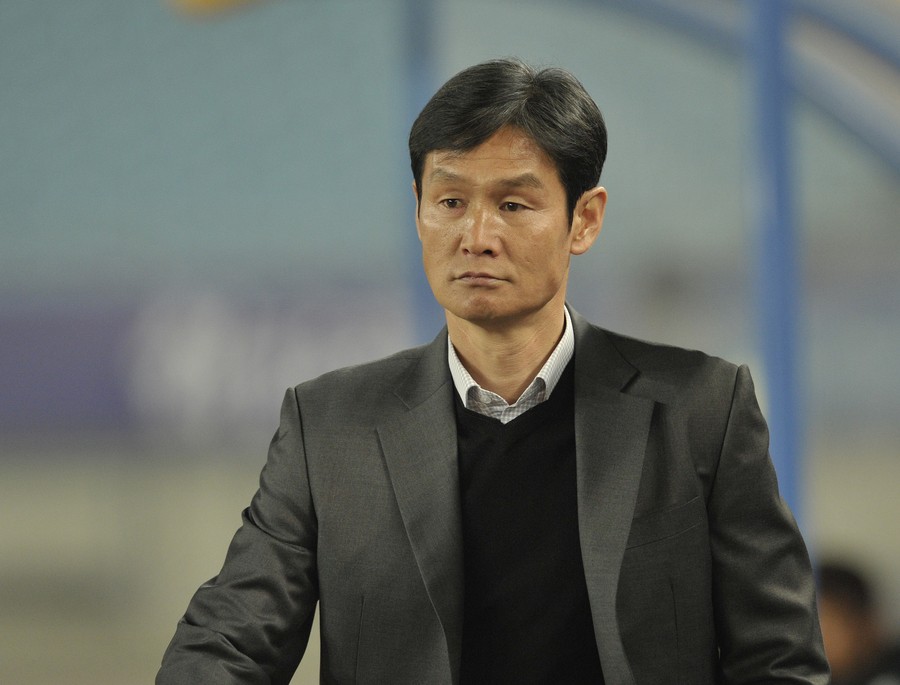 马尔菲在著名的论文《视觉快感与叙事电影》中便指出:电影所以能吸引人，原本靠的就是观看快感(scopophilia)以及观看者将自我投射于影像所形成的认同感;在父权文化里，因为有男性是观看者，女性是被看者的分工，女性影像的阉割暗示(相当于狄维莱的出生未完成状态)会使视觉快感产生内在矛盾，造成观看者的紧张，而主流叙事电影便借虐待性的窥视权力(voyeurism)与逃避性的物结代换(fetishism)来解除紧张，维持叙事或影像世界澄澈丰足的幻相，在一紧一松之间解消了主体脱离正常状态的可能(Mulvey1975)马尔菲的论文后来引起许多批评与检讨，特别是性别分工的问题引起大量争论(如Neale983;delauretis1984;Hansen1986;sil-verman1988;lodowick1991)。