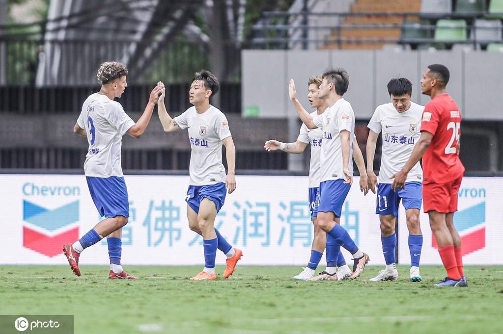 说完，急忙转身去了后台休息室。